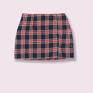 Cute Essential Plaid Skirt 
Size Large!!!